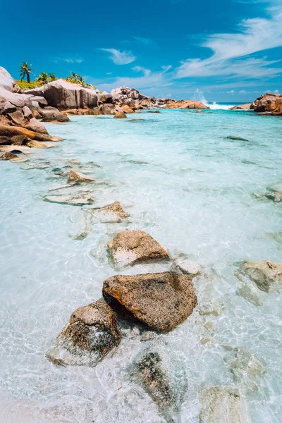 Acque turchesi poco profonde di spiaggia paradiso Anse Cocos sulle Seychelles. Sfondo vacanza — Foto Stock