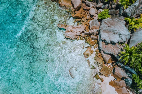 Légi drone táj, a Seychelle-szigetek trópusi paradicsomban anse kókusz strand tiszta, kristálytiszta, türkizkék víz és bizarr gránit sziklák. La Digue sziget — Stock Fotó