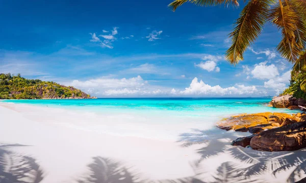 Отдых летние каникулы обои для рабочего стола. Перфектный пляж, чистая вода, порошистый белый песок и впечатляющие облака — стоковое фото