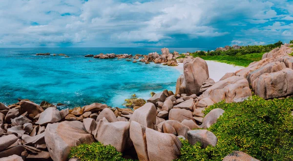 Trópusi szigeten panoráma trail a rejtett titkos gyönyörű tengerpart, Anse Marron, La Digue, Seychelles-szigetek — Stock Fotó