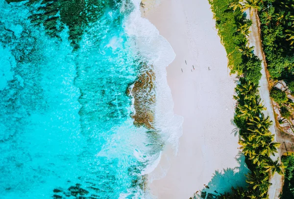 Foto aérea da incrível praia tropical paradisíaca Anse Bazarca na ilha de Mahe, Seychelles. Areia branca, lagoa de água azul-turquesa, palmeiras e pedras de granito teal — Fotografia de Stock