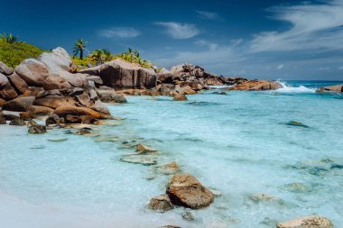 Paradise Beach Anse Cocos La Digue, Seyşel Adaları üzerinde gelgit. Tatil arka plan
