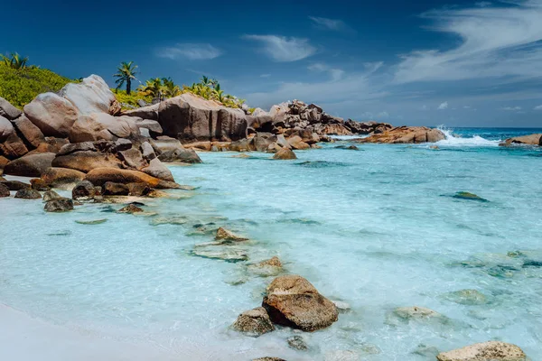 Paradise Beach Anse Cocos La Digue, Seyşel Adaları üzerinde gelgit. Tatil arka plan — Stok fotoğraf