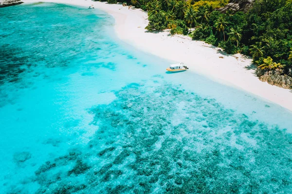 Drone aéreo acima vista da praia paradisíaca isolada. Barco turístico solitário em laguna rasa turquesa água do oceano cercada por coqueiros — Fotografia de Stock