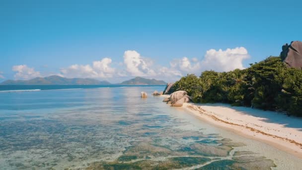 Antenn Drone 4k bilder av unika tropiska anse källa Dargent stranden på La Digue Island, Seychellerna — Stockvideo