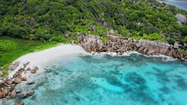 Drone aéreo 4k vídeo de Seychelles mais bela praia tropical idílica Anse Marron na ilha de La Digue — Vídeo de Stock