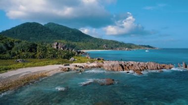 La Digue Adası Seyşeller inanılmaz kıyı şeridinin havadan görünümü. Tropikal cennet plajları, beyaz Yatlar, granit kayalar ve turkuaz kristal berraklığında su. 4k UHD