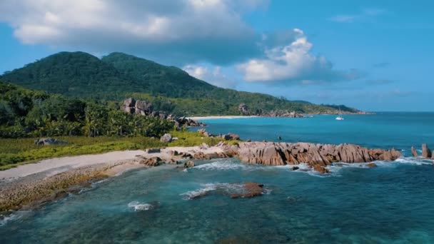 Vue aérienne du magnifique littoral de l'île de La Digue aux Seychelles. Plages paradisiaques tropicales, yachts blancs, rochers de granit et eau cristalline turquoise. 4k UHD 