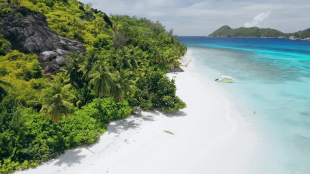 Drone aéreo 4k filmagem da praia paradisíaca tropical com areia branca perfeita e água da lagoa azul-turquesa. Conceito férias de verão . — Vídeo de Stock