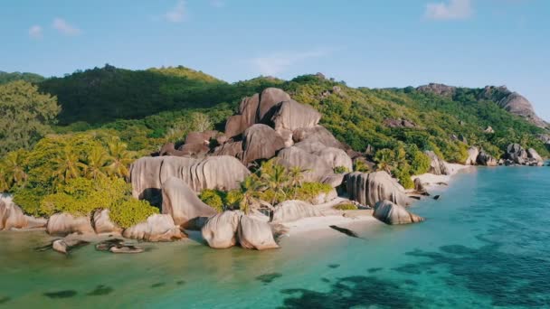 Vzdušné bzukot krouží 4k záběry z nejkrásnější pláže Anse Source Dargent na ostrově La Digue, Seychel. Teplé světlo slunce — Stock video