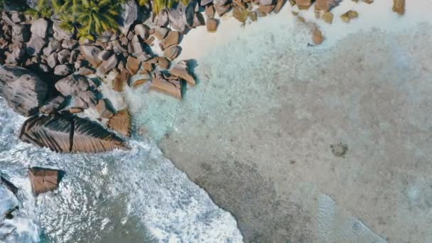 4k Luftaufnahme vertikale Aufnahmen von kristallklarem türkisfarbenem seichtem Wasser und erstaunlichen Granitfelsen am tropischen Strand der Insel La Digue — Stockvideo