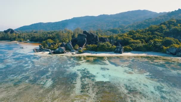 Aerial view 4k footage to the most famous Anse Source Dargent beach on La Digue island, Seychelles. Picturesque shore line — Stock Video