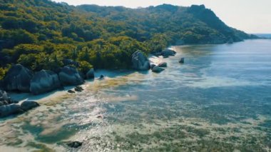 La Digue adasında Anse Kaynak Dargent tropikal plaj üzerinde havadan görünümü 4k uçuş, Seyşeller. Sabahın erken saatlerinde sakin bir sahne. Seyahat cenneti yerler
