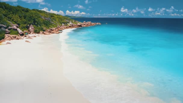 4K Drone framåt flygning över turkos kristallklart havsvatten i närheten av Tropical Paradise Beach med vit sand Grand Anse, La Digue Island, Seychellerna — Stockvideo