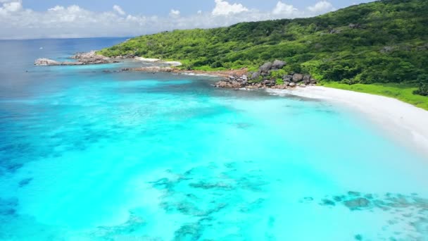 Beyaz kum Grand Anse, La Digue Adası, Seyşeller ile tropikal cennet plaja yakın turkuaz kristal berraklığında okyanus suyu üzerinde 4k drone ileri uçuş — Stok video