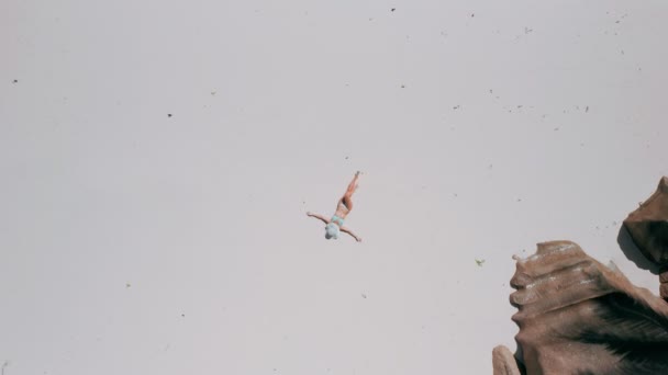 4k movimento aéreo para cima imagens de menina deitada em uma praia de areia cercada por água cristalina turquesa lagoa do oceano raso e rochas de granito incríveis na ilha tropical La Digue — Vídeo de Stock