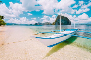 Beyaz banka adası Las Cabanas plajında zıplıyor. Arka planda muhteşem Pinagbuyutan adası var. El Nido, Palawan, Filipinler 'deki güzel manzara