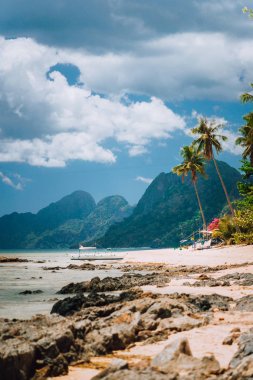 El Nido Las Cabanas plaj, palmiye ağaçları, dağ ve cloudscape, Palawan adası, Filipinler