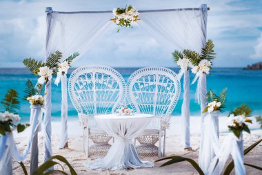 Tropik bir büyük anse kum plajda beyaz çiçeklerle dekore plaj düğün kemer çardak tören. Açık plaj düğün kurulum. La Digue, Seyşeller