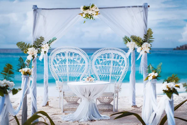 Spiaggia matrimonio arco gazebo cerimoniale decorato con fiori bianchi su una spiaggia di sabbia tropicale grand anse. Attrezzatura per matrimoni all'aperto. La Digue, Seychelles — Foto Stock