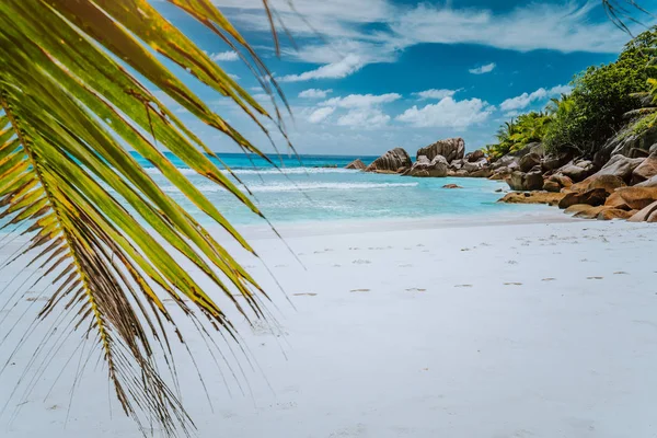 Tropicale La Digue Island Seychelles, spiaggia bianca con rocce granitiche e palme — Foto Stock