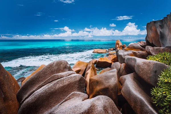 Grand Anse plajında güzel şekilli granit kayalar, La Digue adası, Seyşeller — Stok fotoğraf