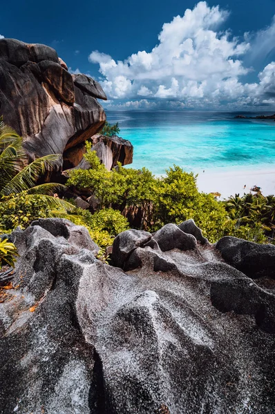 Természeti szempontból, hogy szép lenyűgöző Grand Anse strand La Digue szigeten Seychelle-szigetek. Csodálatos fehér felhők az óceán Látóhatár felett — Stock Fotó