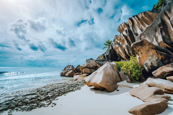 Festői gránit sziklák kialakulását a trópusi fehér homokos strand Grand Anse, La Digue sziget, Seychelle-szigetek — Stock Fotó