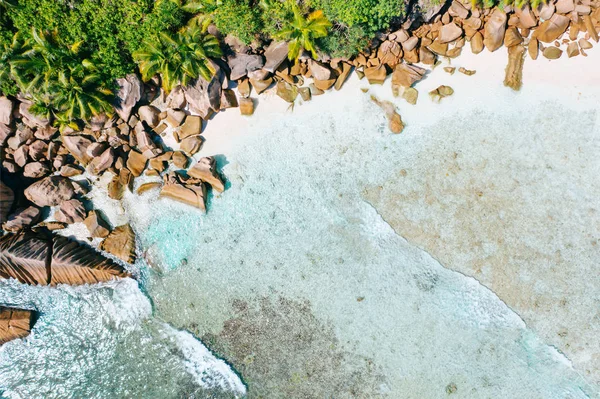 Légi drone madártávlatból lövés gyönyörű paradicsomi trópusi Anse Cocos strandon a La Digue, Seychelle-szigetek — Stock Fotó