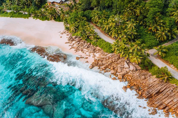Fotografia aérea da bizarra praia tropical paradisíaca em Seychelles. Verão férias, viagens e estilo de vida conceito — Fotografia de Stock