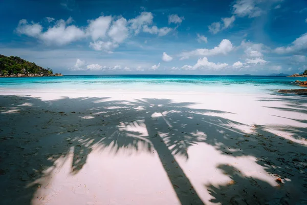 Пальмовая тень на тропическом белом песке пляж wirh голубой океан облака — стоковое фото