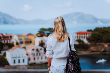 Yunan küçük Assos köyü zevk sakin turist kadın Vintage fotoğraf. Kefalonia, Yunanistan
