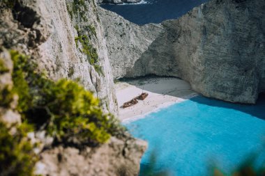 Yukarıdaki kayalık kenarından Wreckship plaj Navagio Çerçeveli fotoğraf. Zakynthos Island, Yunanistan