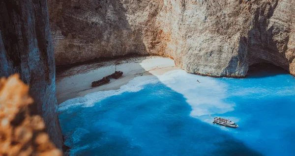 Пляж Наваджио панорамный, снятый в капризной винтажной волнообразной воде залива и брошенный кораблекрушение на берегу. Остров Закинф, Греция — стоковое фото