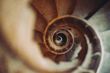 Spiral taş merdivenle aşağı gidiyor