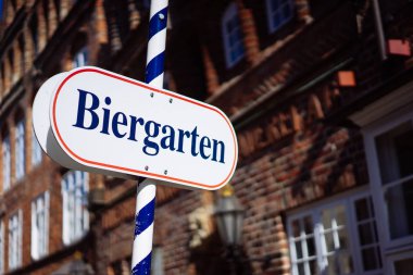 Bira Bahçe tabelası. Güneşli bir tatile Alman Biergarten içinde kalkan açıldı. Eski geleneksel Alman arka planda buildung. Güney Almanya 'da mutlu gün