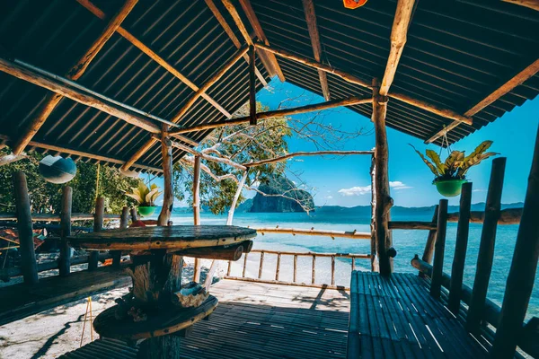 Pausa tropicale panorama remoto dell'impressionante isola di Pinagbuyutan dal bosco nativo e terrazza di bambù, bellezza dell'isola delle Filippine — Foto Stock