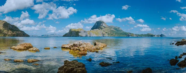 Incredibile vista panoramica della baia di El Nido e l'isola di Cadlao con bassa marea, meravigliosa natura unica di Palawan, Filippine — Foto Stock