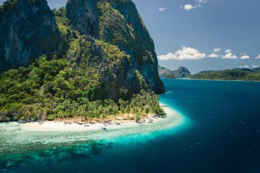 Tropikal pinagbuyutan Adası ve mavi okyanus El Nido, Palawan, Filipinler beyaz kum Ipil plaj eşsiz güzelliği. Havadan görünüm