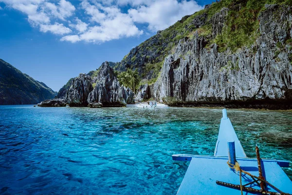 Banca łodzi zbliża się do małej plaży w sanktuarium, na wyspie Matinloc, najważniejsze atrakcje wycieczka Tour C. musi zobaczyć, najpiękniejsze miejsce w Marine National Park, Palawan — Zdjęcie stockowe
