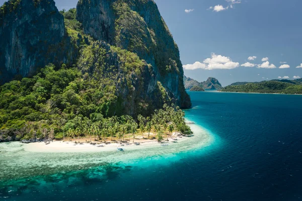 Unique beauty of tropical Pinagbuyutan Island and white sand ipil beach in blue ocean El Nido, Palawan, Philippines. Aerial view — Stock Photo, Image