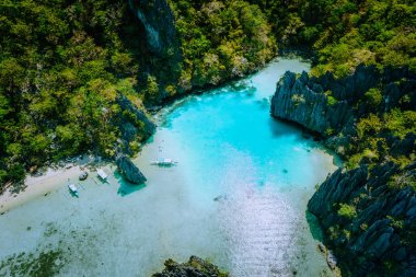 Turkuaz Cadlao lagün atlamalı ada El Nido Palawan Filipinler Amazing havadan görünümü. Çarpıcı doğa yeri