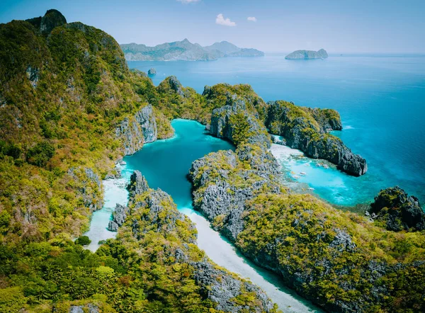 Palawan, Filipinas vista aérea de drones de laguna turquesa y acantilados de piedra caliza. Parque de la Reserva Marina El Nido — Foto de Stock