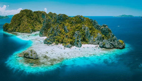 Tropikal Shimizu Adası ve mavi okyanus El Nido, Palawan, Filipinler bozulmamış plaj havadan drone görünümü. En güzel ünlü doğa spot Marine Reserve Park görmek gerekir