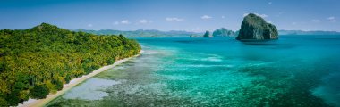 Ufukta tropikal Pinagbuyutan Adaları ile anakara Palawan kıyı manzarasının panoramik drone havadan görünümü. El Nido-Filipinler. Güneydoğu Asya Bacuit takımadalar en iyi doğal Wonder