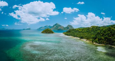 El Nido, Palawan, Filipinler Las Cabanas Plajı ile kıyı şeridinin havadan panoramik görünümü