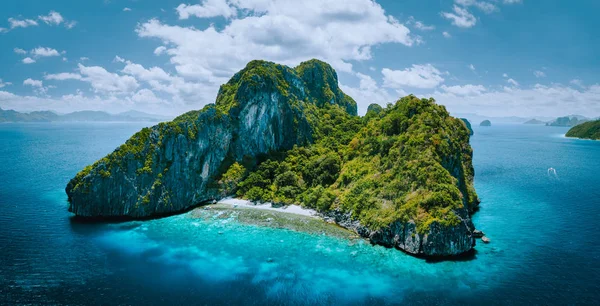 Foto aerea drone panorama del paradiso tropicale epica Entalula Island. Le montagne rocciose di calcare carsico circondano la laguna blu con una bellissima barriera corallina — Foto Stock