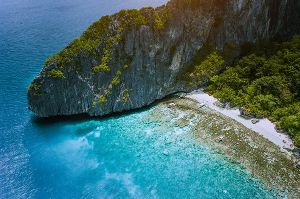 Veduta aerea drone della spiaggia tropicale con banca barche sull'isola di Entalula. Montagne rocciose calcaree carsiche insenature blu baia con bella barriera corallina — Foto Stock