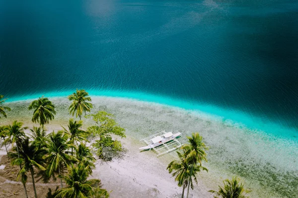 El Nido, Palawan, Philippines. Vue aérienne par drone d'une île touristique sautant des bateaux amarrés à la plage tropicale d'Ipil sur l'île Pinagbuyutan — Photo