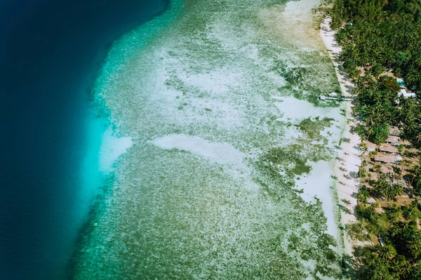 珊瑚礁和浅透明泻湖水埃尔尼多的空中无人机视图。自上而下视图。巴库特群岛。菲律宾 巴拉望 — 图库照片